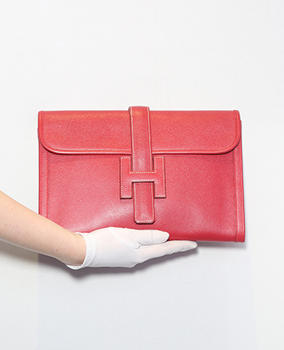 Jige PM Veau Courchevel Leather in Rouge Vif, front view
